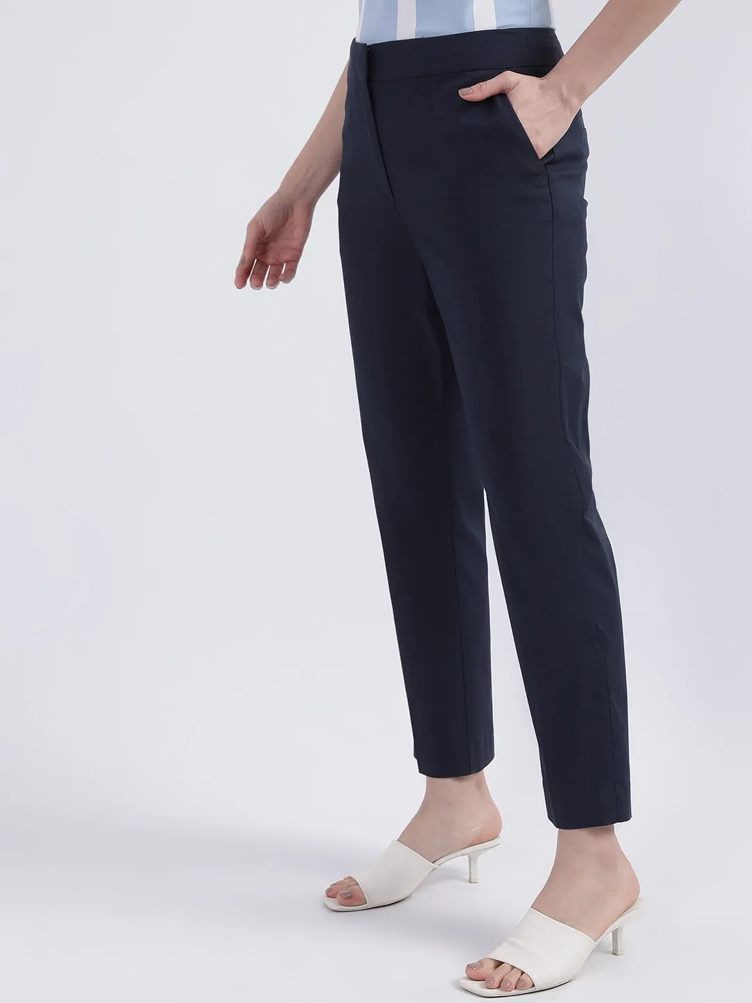 Gant Women Slim Fit Comfort Mid-Rise Cropped Trousers